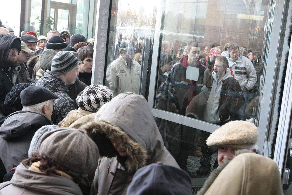 Świąteczne zakupy w pełni. Przygotujcie się na kolejki, albo kupujcie przez Internet