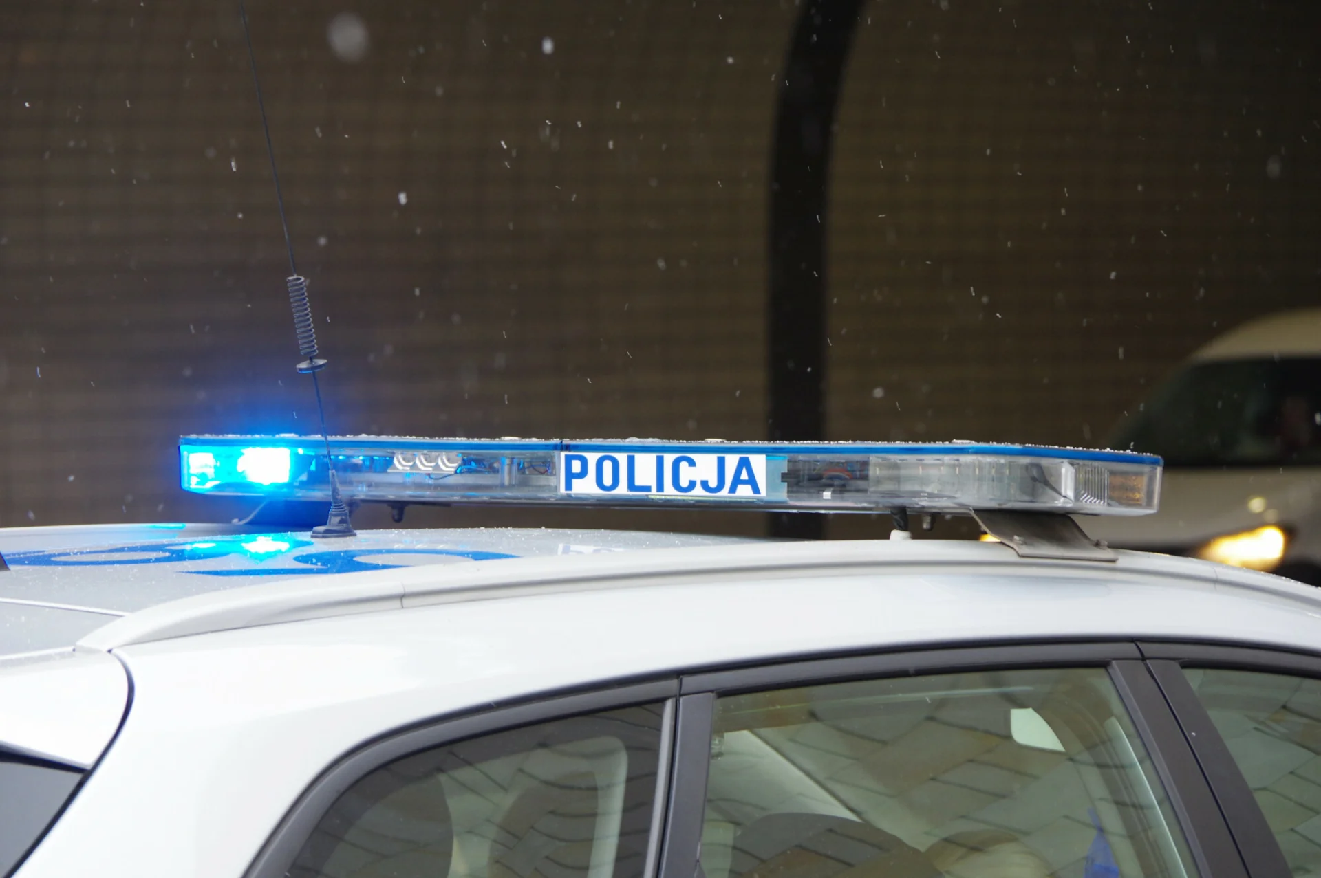 Policjanci z Sokołowa Podlaskiego w jednym z domów w Sterdyni poszukiwali zaginionego 23-latka, ale poza nim odnaleźli też... zwłoki 86-letniej kobiety.