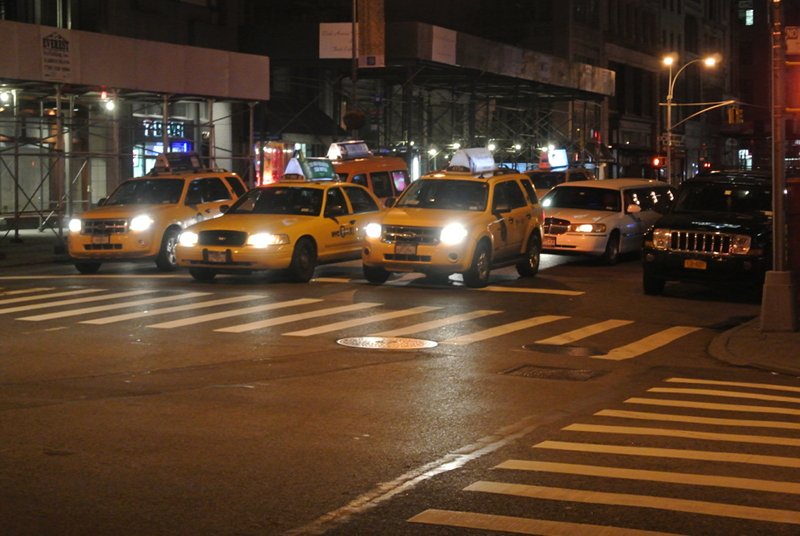 Żółte taksówki (yellow cab) – jeden z najbardziej rozpoznawalnych elementów Nowego Jorku. Dawniej tylko, jako Ford Crown Victoria, teraz już także w wielu innych postaciach.
