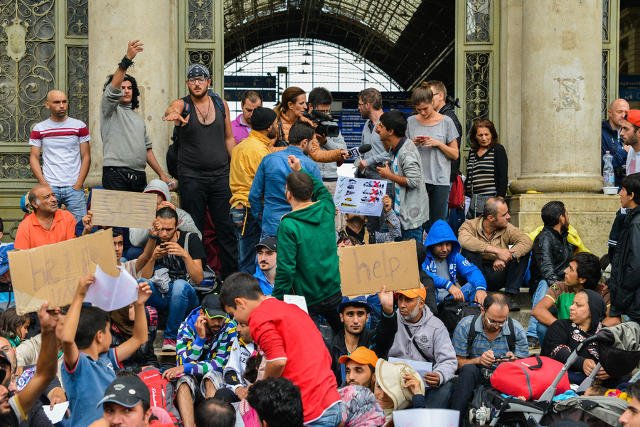 Uchodźcy po otwarciu niemieckich granic oczekują pomocy, Monachium nie daje rady.