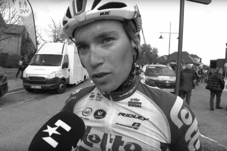 Bjorg Lambrecht zginął wskutek najechania na odblask drogowy. To spowodowało, że stracił panowanie nad rowerem i uderzył w przydrożny przepust.