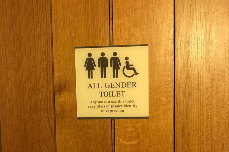 Podczas gdy w USA trwają awantury o to, z których toalet mają korzystać ludzie transpłciowi, w Wielkiej Brytanii zaproponowano inne rozwiązanie.