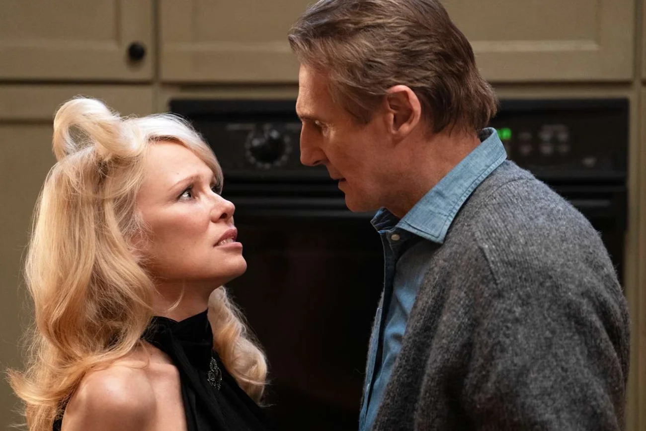 Pamela Anderson i Liam Neeson w filmie "Naga broń"