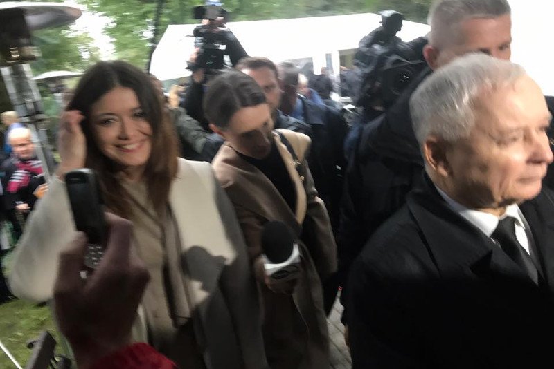 Miriam Shaded tak zachwyciła się zachowaniem Jarosława Kaczyńskiego, że nie zauważyła kompromitującego błędu.