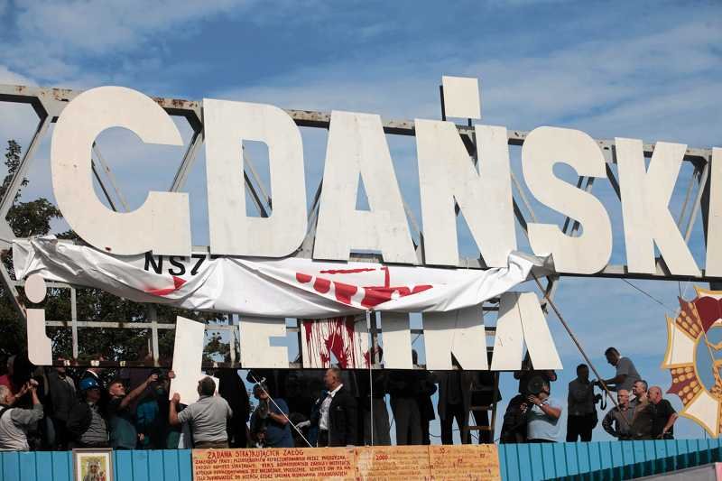 Związkowcy podczas usuwania liter "im. Lenina"