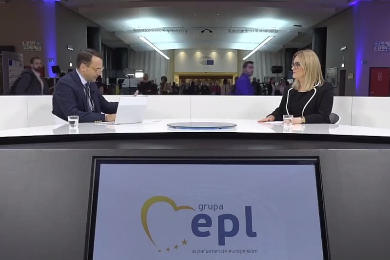 Europosłanka Magdalena Adamowicz odpowiadała przed kamerą na pytania Radosława Sikorskiego.