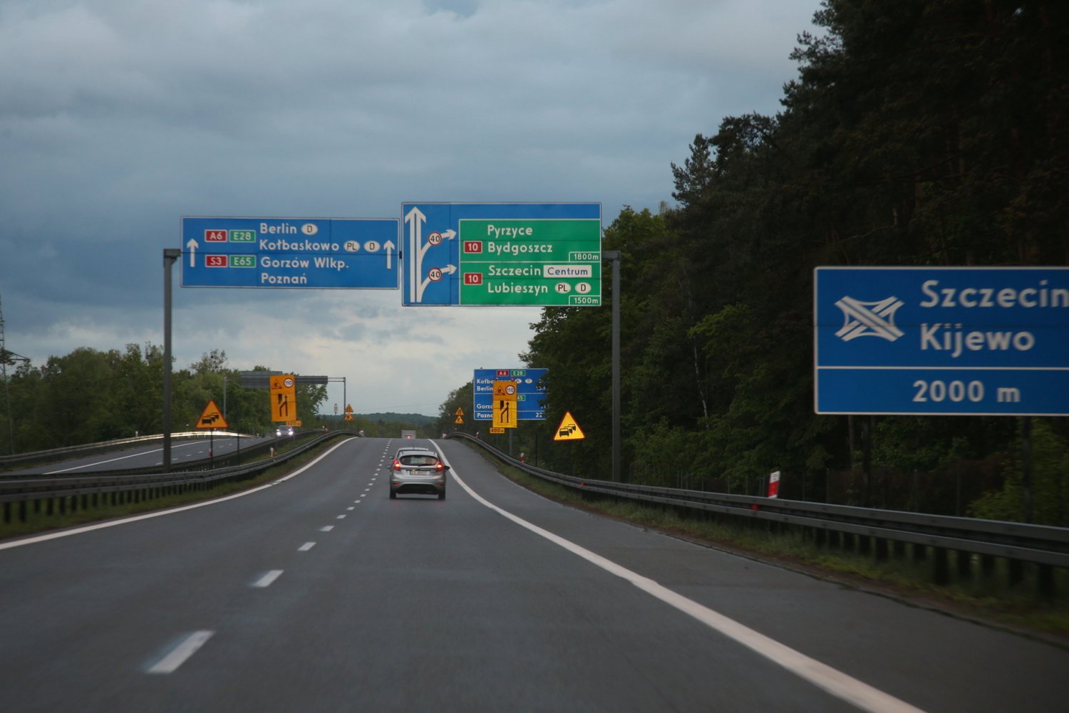 25 to Dzień Bezpiecznego Kierowcy. Policja apeluje o szacunek i rozsądek na drogach.