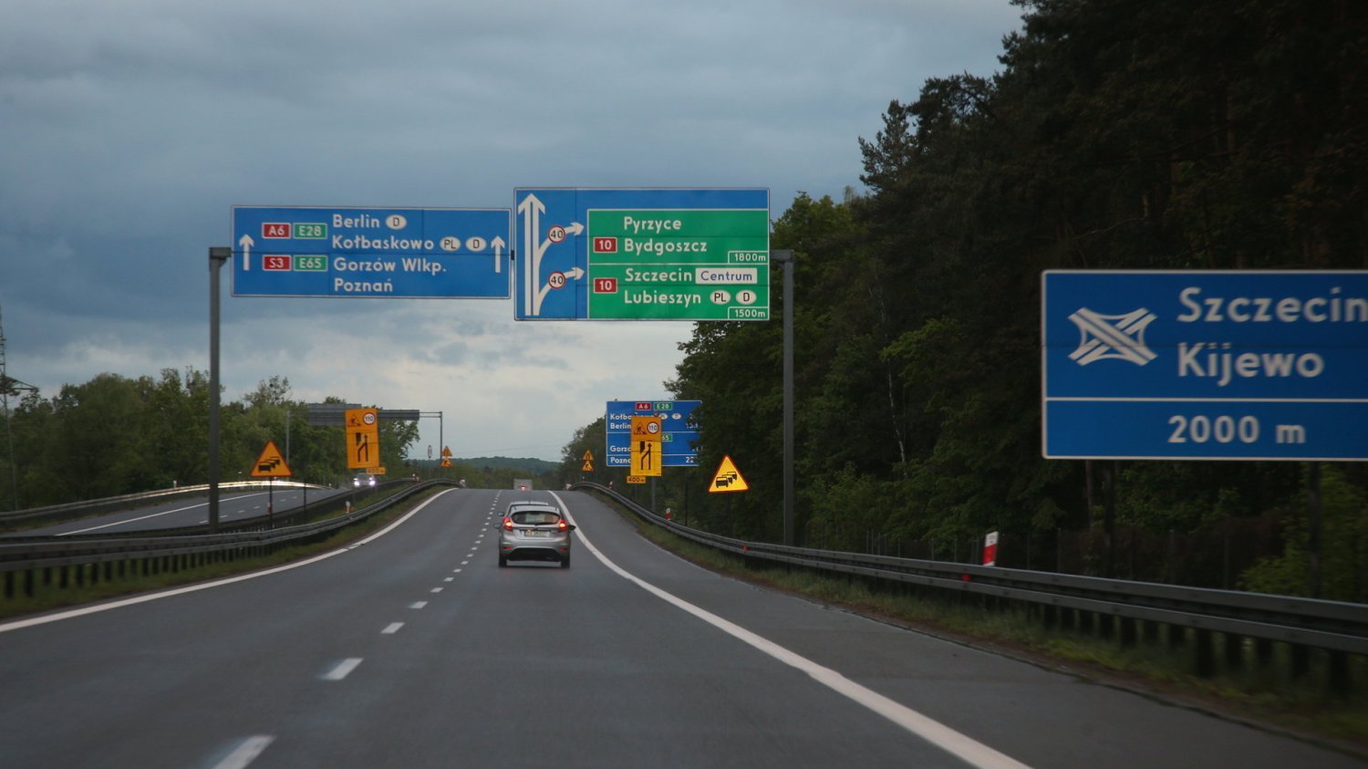 25 to Dzień Bezpiecznego Kierowcy. Policja apeluje o szacunek i rozsądek na drogach.