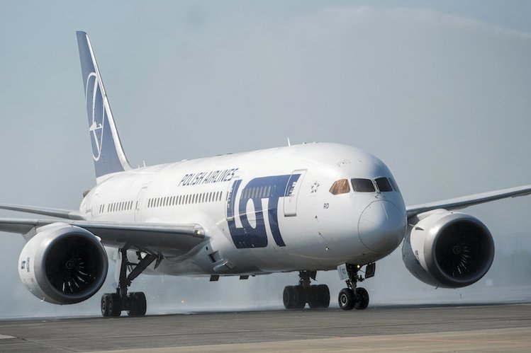 Kolejne linie zawieszają loty do Chin, a Poczta Polska przestaje przyjmować przesyłki do tego kraju.