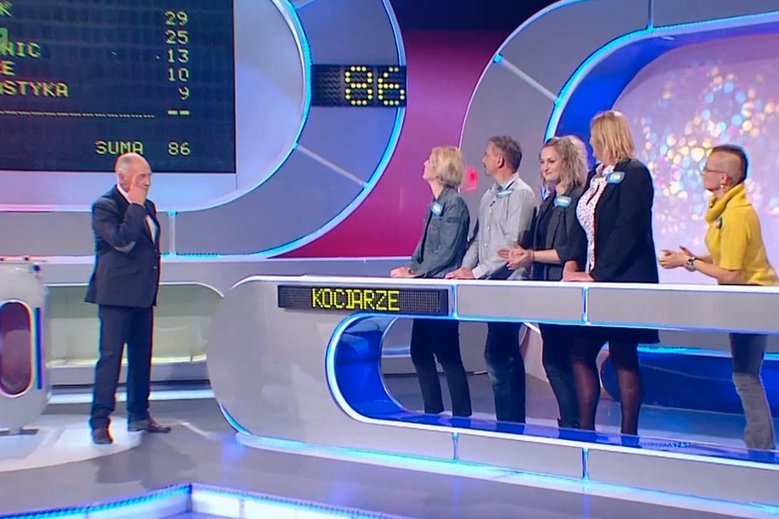 Od samego początku "Familiadę" prowadzi Karol Strasburger. Od 26 lutego teleturniej będzie emitowany codziennie.