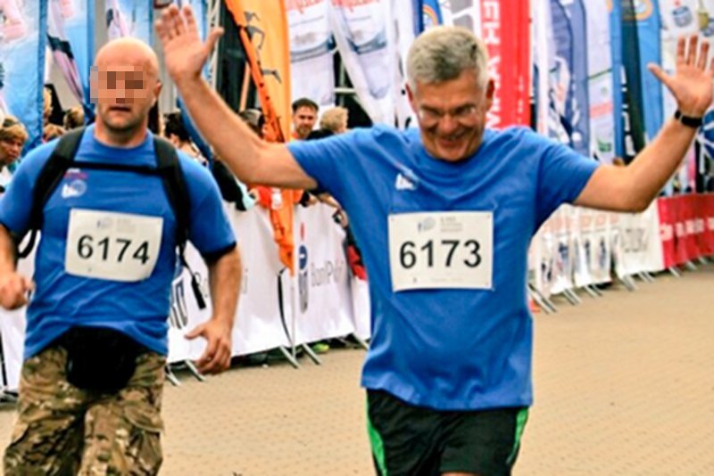 Marszałek Senatu liczył zapewne na uznanie. Zamiast tego – ściągnął na siebie gromy. Wszystko przez osobę biegnącą obok.