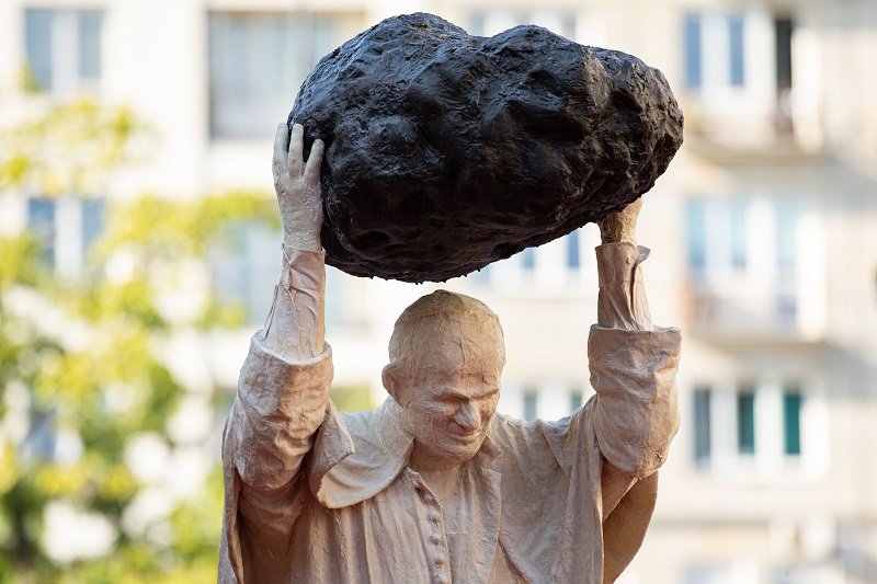 Jan Paweł II trzymający głaz nad głową to nowy pomnik w MNW.