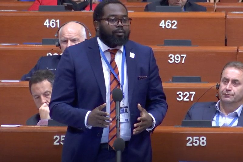 Momodou Malcolm Jallow, partlamentarzysta ze Szwecji miał emocjonalne wystąpienie na forum Zgromadzenia Parlamentarnego RE.