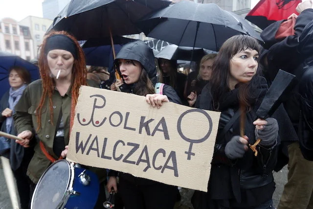 Działacze KOD chciał blokować uczestniczki strajku przeciwko zaostrzaniu prawa aborcyjnego za transparent.