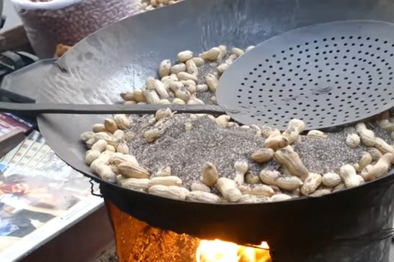 Ze smażeniem z wykorzystaniem piachu często można spotkać się na azjatyckich street foodach