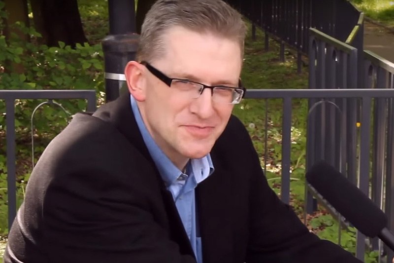 Znany ze specyficznych występów w kampanii prezydenckiej Grzegorz Braun w wyborach parlamentarnych przyciąga uwagę już samą nazwą jego komitetu wyborczego.