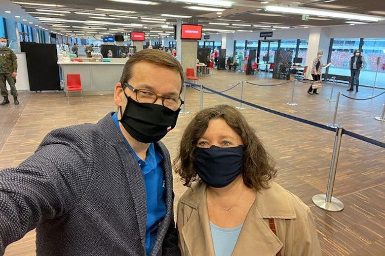 Mateusz Morawiecki przyjął pierwszą dawkę szczepionki (AstraZeneca). Mateusz Morawiecki przyjął pierwszą dawkę szczepionki (AstraZeneca).