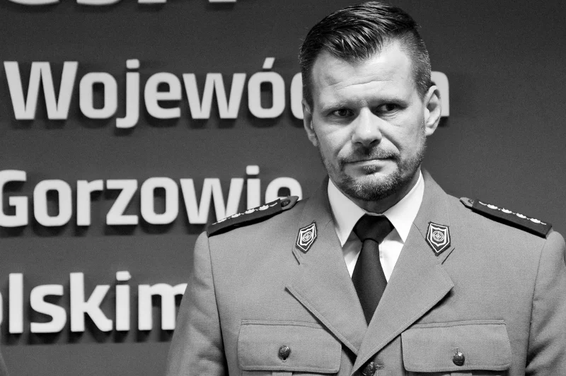 Aspirant sztabowy Adam Pawlak zmarł po tym, jak wypadł przez okno.