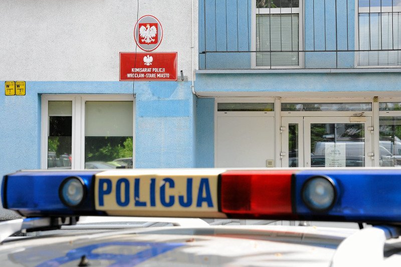 Zaczęło się od źle zaparkowanego radiowozu, skończyło na kajdankach i areszcie. Mieszkaniec Szczecina zadarł z policją. Zdjęcie jest tylko ilustracją.