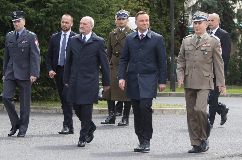 Szefowi MON oraz prezydentowi ostatnio nie po drodze.