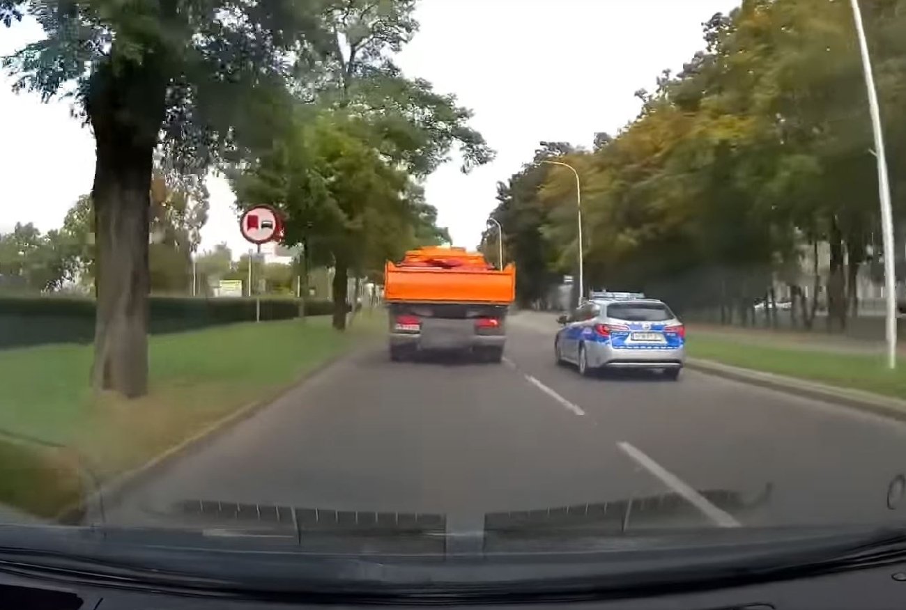 Suwałki. Kierowca radiowozu nagrany przy wyprzedzaniu przed pasami