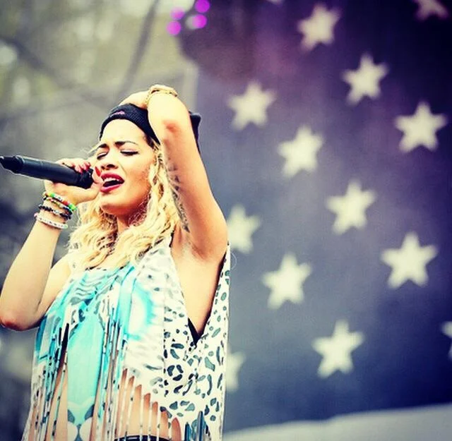 Rita Ora to królowa koloru!