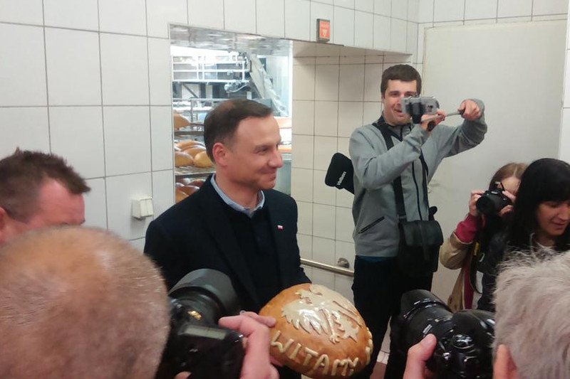 Kandydat PiS w ostatnim dniu kampanii jeździ po kraju