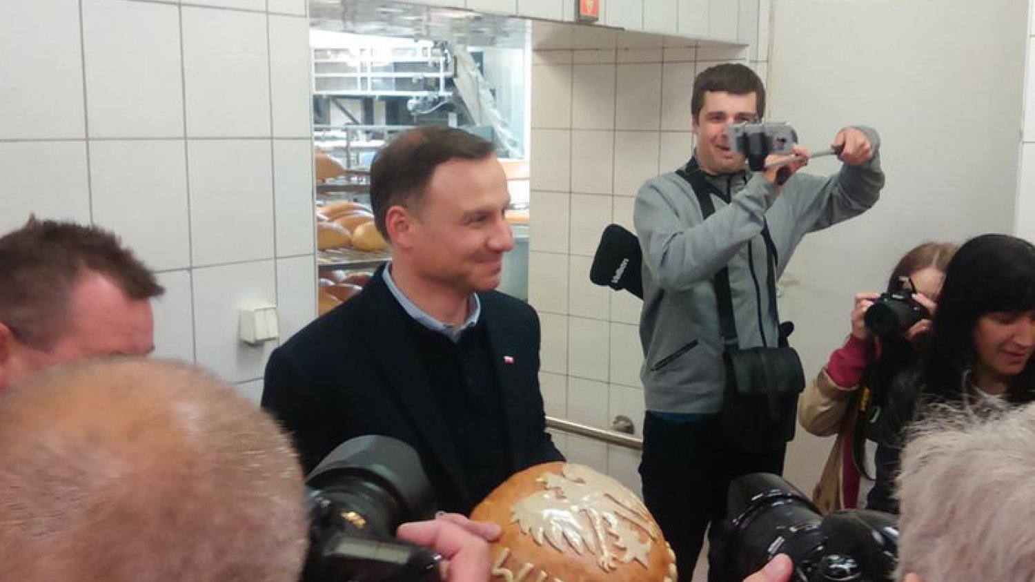 Kandydat PiS w ostatnim dniu kampanii jeździ po kraju