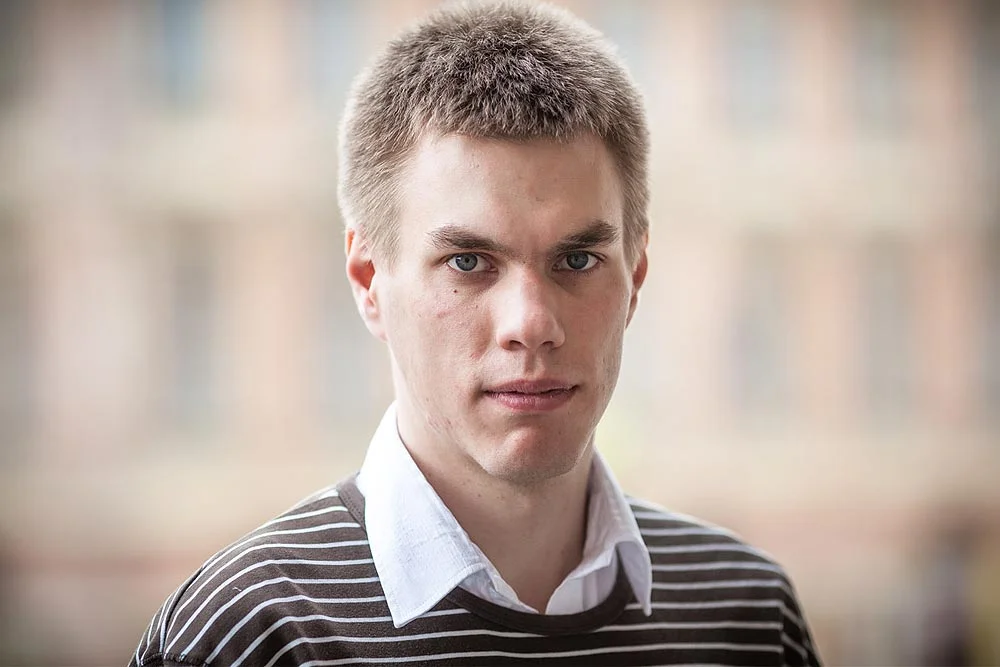 Jan jest studentem prawa i finansów Akademii Leona Koźmińskiego