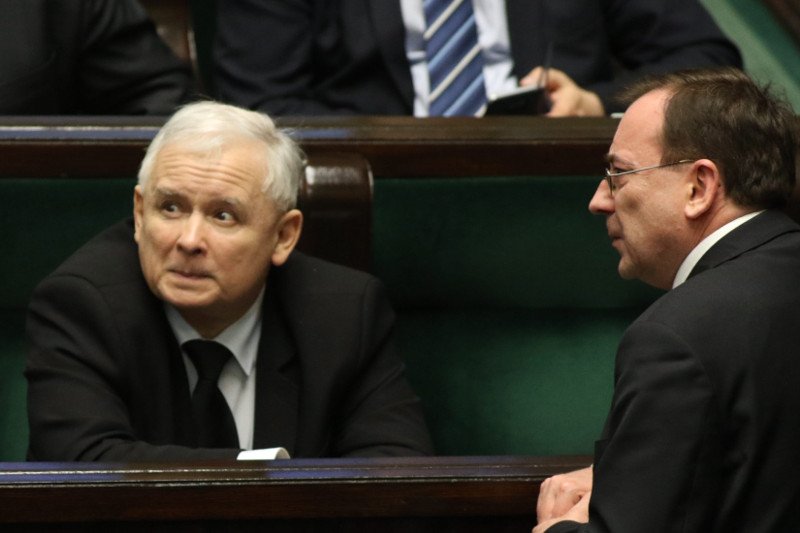 Prezes PiS Jarosław Kaczyński nie wiedział o intratnej posadzie, jaką objął syn ministra Mariusza Kamińskiego – taka jest oficjalna wersja podana przez rzeczniczkę partii.