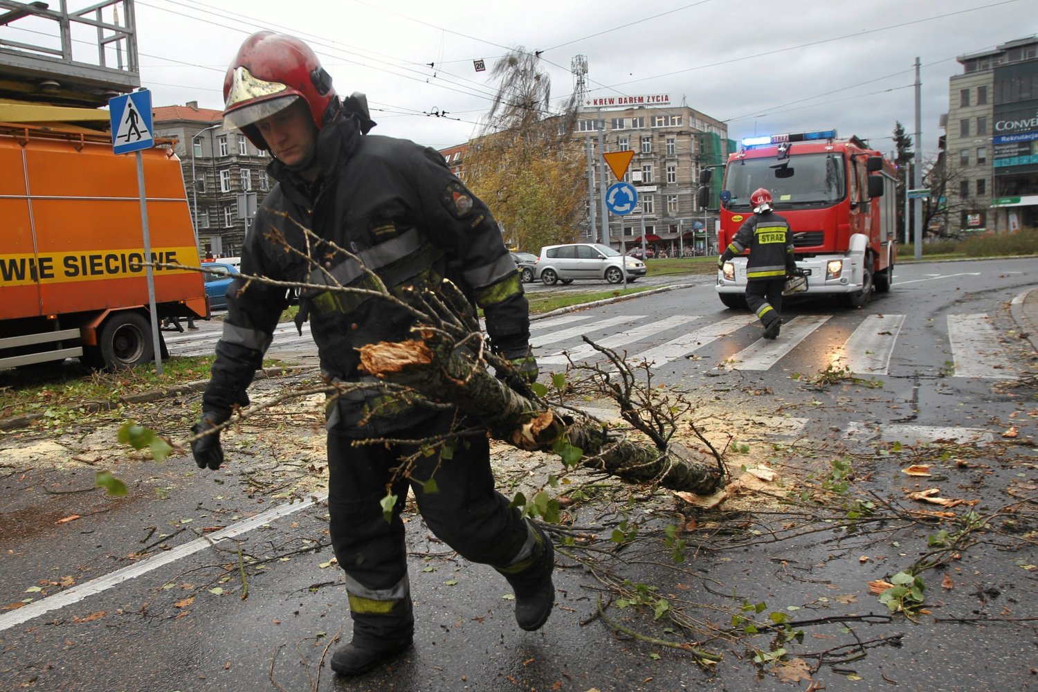 Więcej niż połowę zgłoszeń stanowią wypadki komunikacyjne i zdarzenia pogodowe.