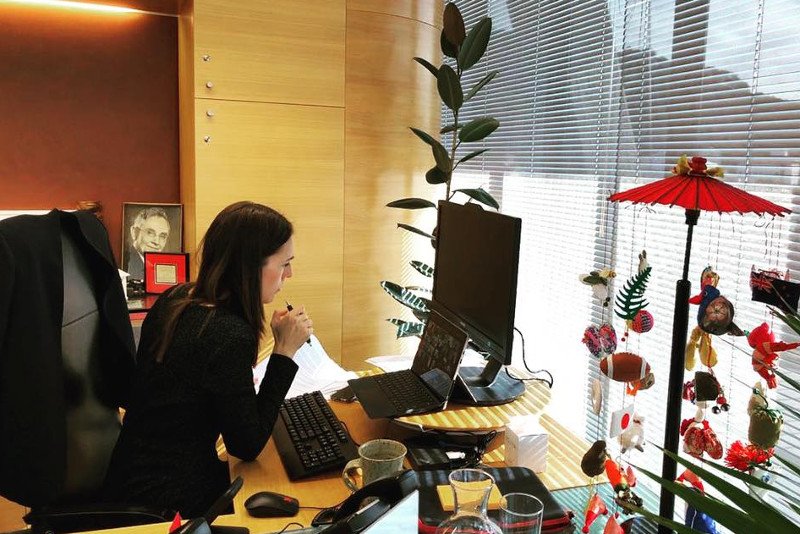 Premier Nowej Zelandii Jacinda Andern podczas zdalnej pracy, w rozmowie z ministrami