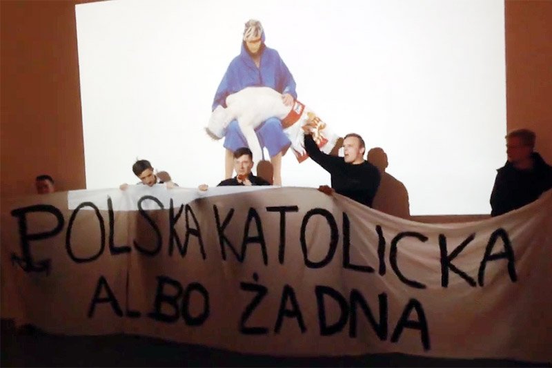 Okrzyki "wielka Polska katolicka", czy "Bóg, honor, ojczyzna" towarzyszyły zakłóceniu tarnowskiej wystawy przez skrajną prawicę.