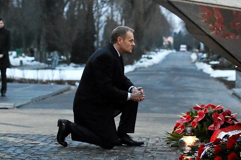 Złożenie kwiatów przed pomnikiem to dla rodzin ofiar katastrofy smoleńskiej zbyt mało ze strony premiera Donalda Tuska.