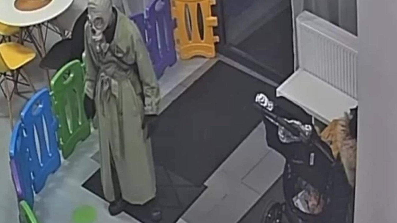Ząbki – zamaskowany mężczyzna w sali zabaw. Niczym nożownik z Poznania
