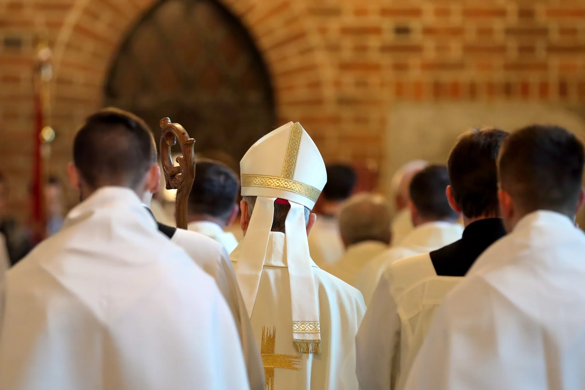Ludzie wyszli z jednego z kościołów w Kaliszu. Nie mogli znieść politycznego przekazu księdza, który pomylił kazanie z wiecem wyborczym.