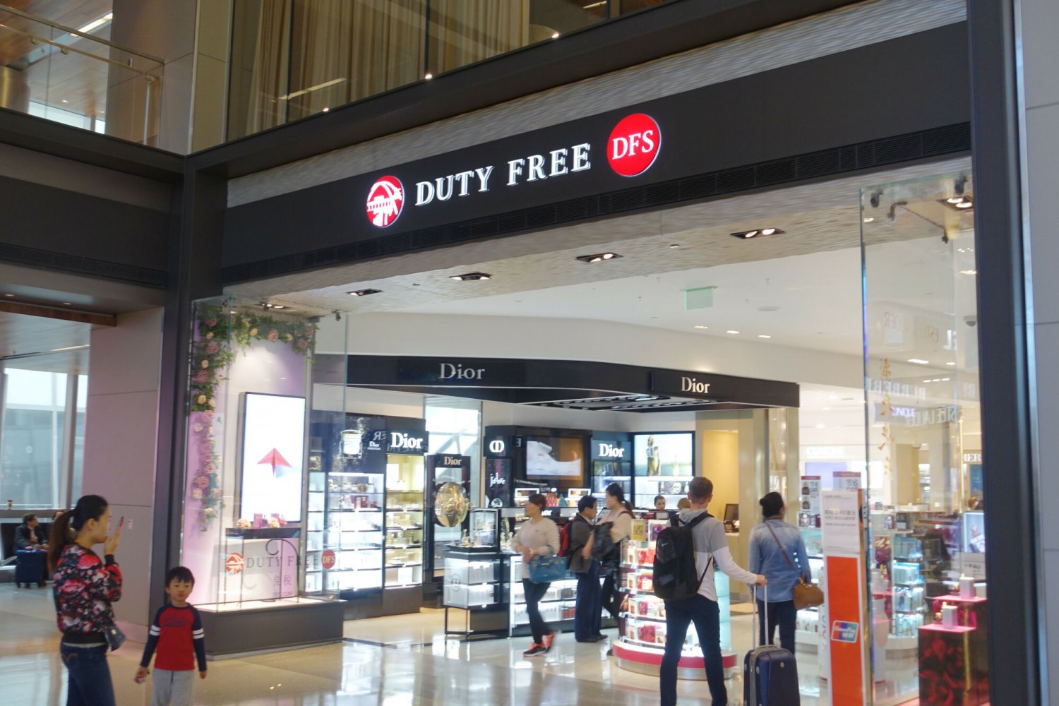 Dlaczego jedzenie i woda na lotniskach jest tata droga?