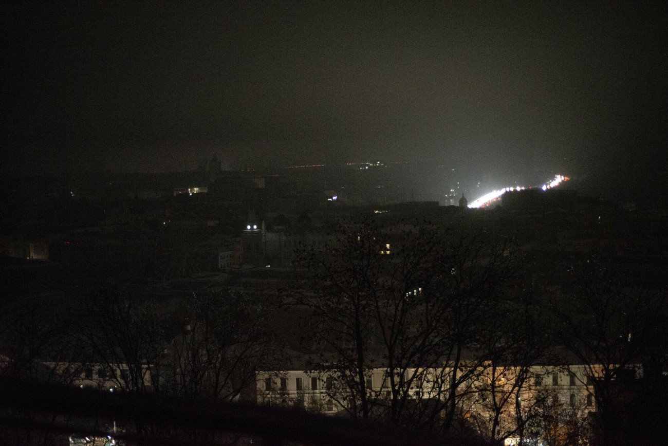 W Kijowie wprowadzono jednak awaryjne przerwy w dostawach prądu. Zdjęcie ilustracyjne.