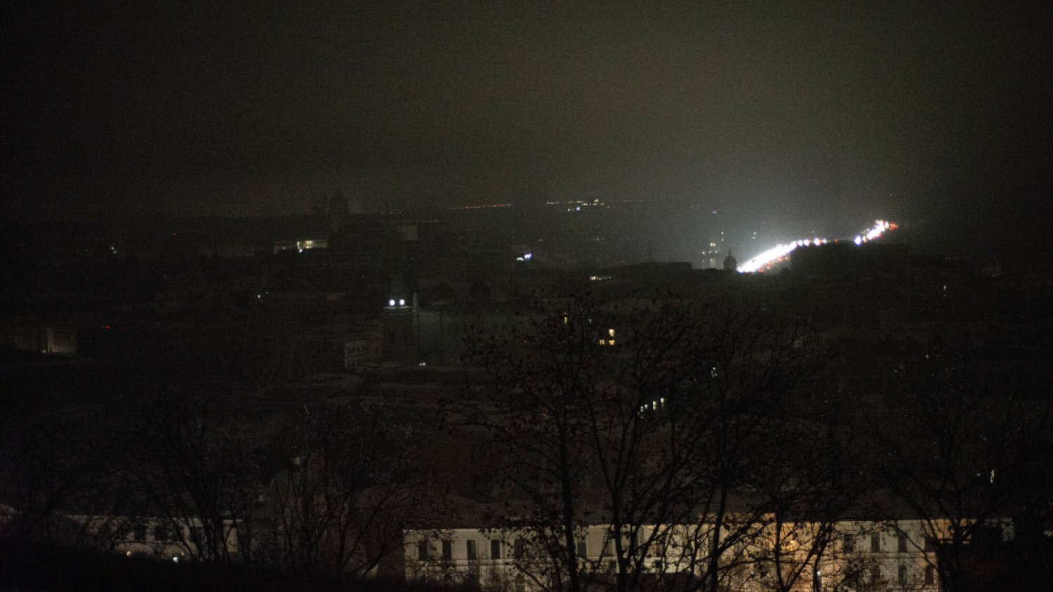 W Kijowie wprowadzono jednak awaryjne przerwy w dostawach prądu. Zdjęcie ilustracyjne.