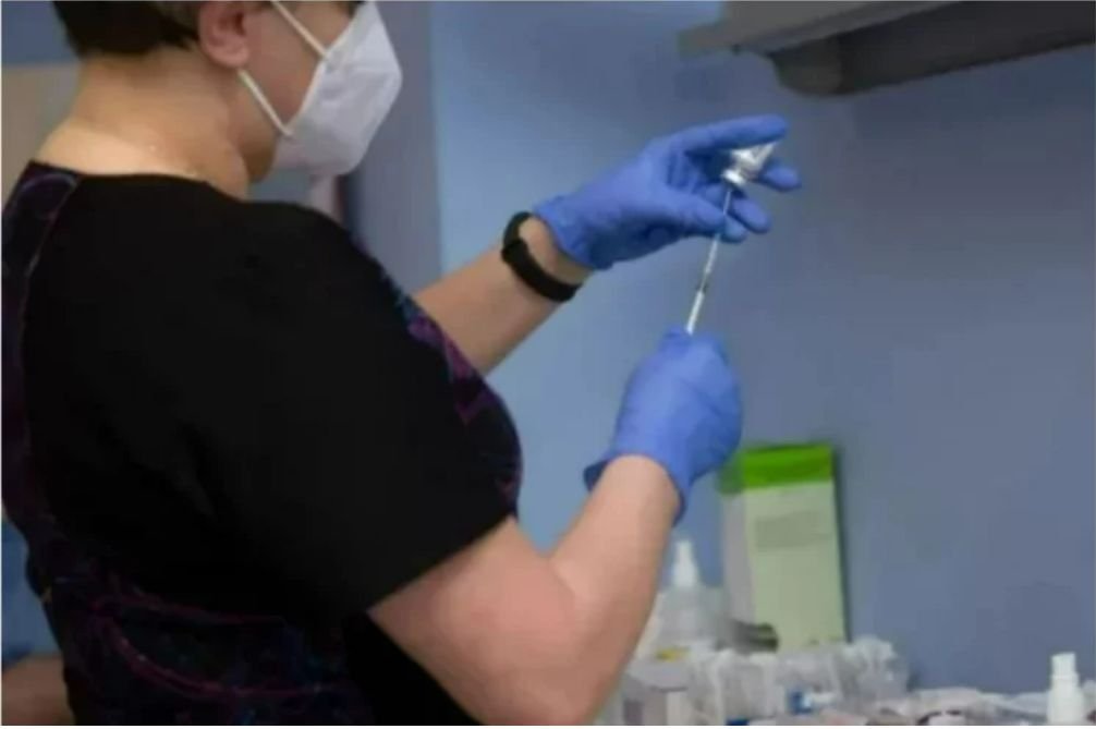 W Krakowie z powodu braku dostawy preparatów firmy Moderna z Rządowej Agencji Rezerw Strategicznych odwołano część zaplanowanych wcześniej szczepień.