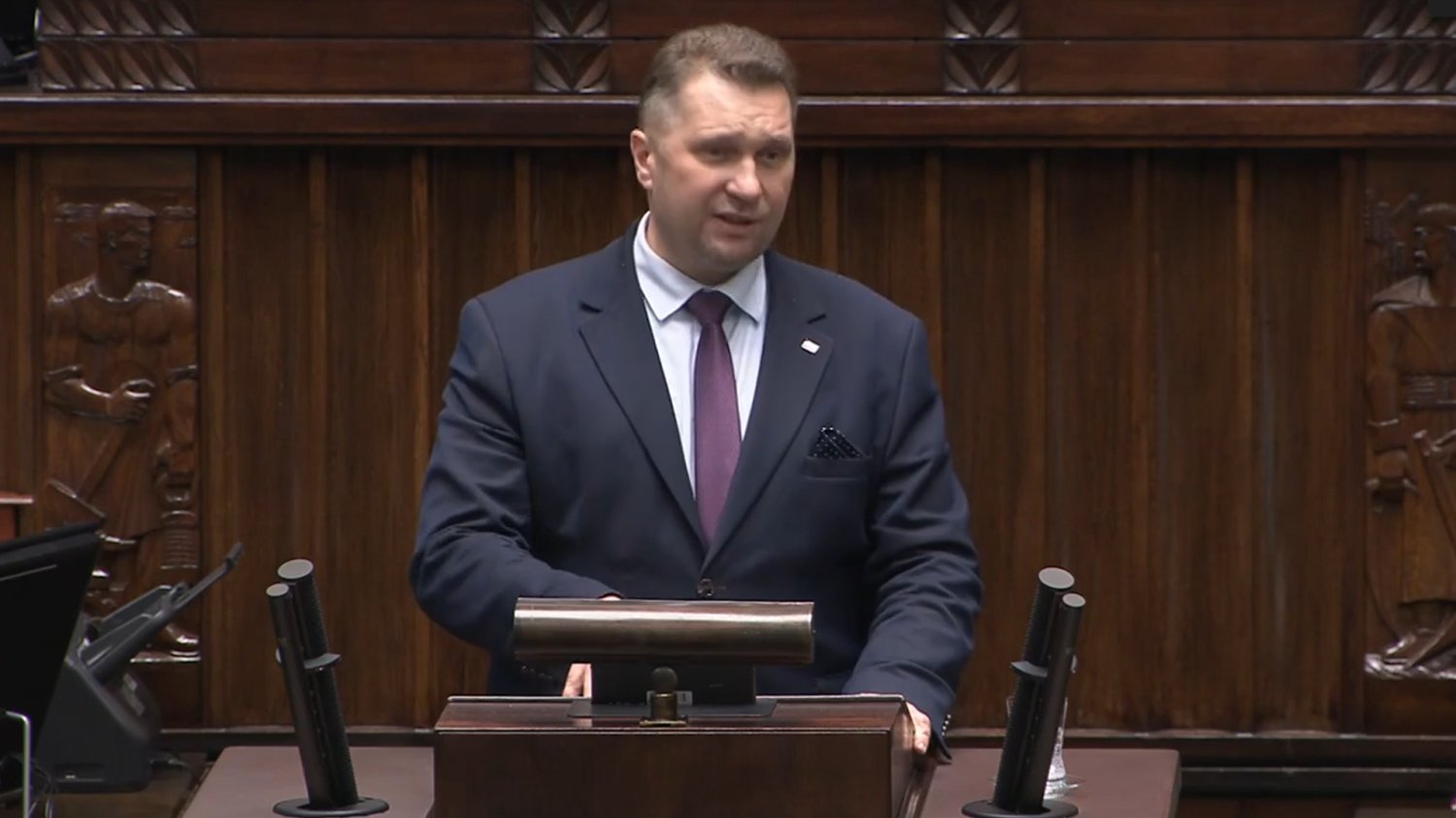 Ceny w dół, a Czarnek marudzi. Oskarża Tuska o złupienie 2 miliardów złotych Ceny w dół, a Czarnek marudzi. Oskarża Tuska o złupienie 2 miliardów złotych