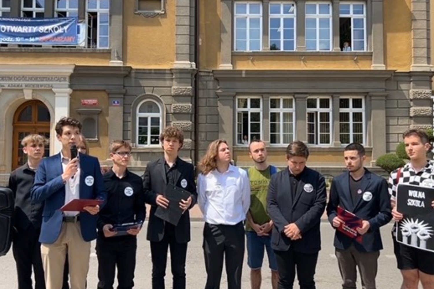 Manifestacja poparcia dla dyrektora liceum w Tarnowie.