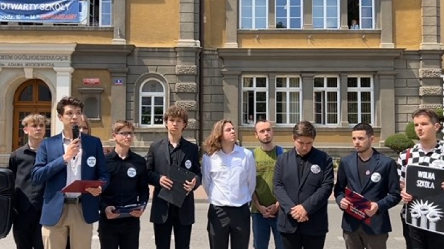 Manifestacja poparcia dla dyrektora liceum w Tarnowie.