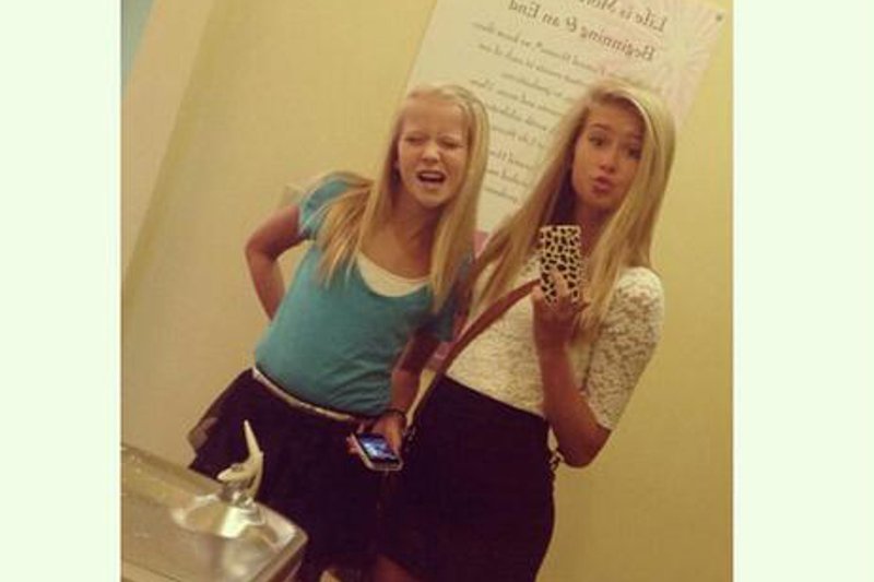 Selfie pogrzebowe – zmieniają się okoliczności, dzióbek i pozowanie przed lustrem są niezmienne