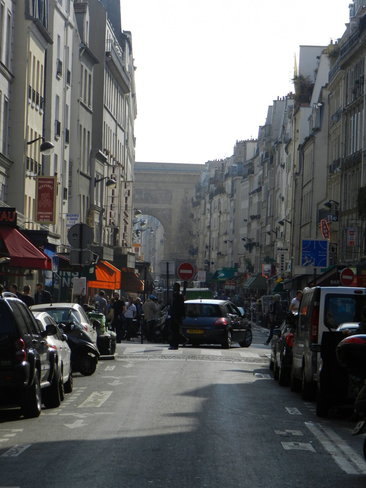 Rue du Faubourg Saint Denis - serce dziesiątej dzielnicy Paryża. W oddali - Porte Saint Denis - dawna brama wjazdowa do miasta (XVII wiek), kiedy to jeszcze dzisiejsza "dziesiątka" była poza granicami właściwego Paryża.