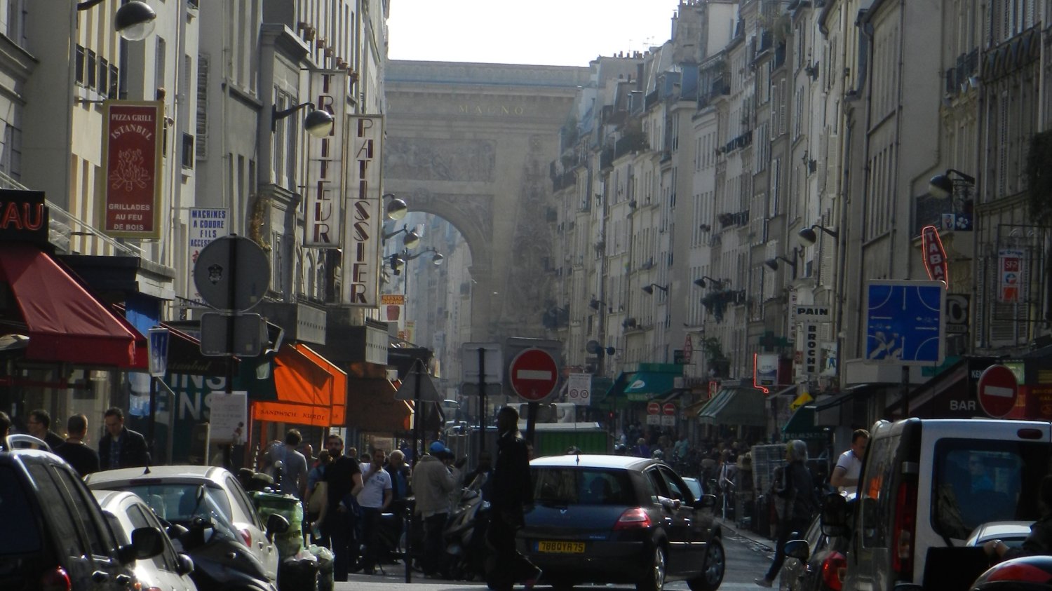 Rue du Faubourg Saint Denis - serce dziesiątej dzielnicy Paryża. W oddali - Porte Saint Denis - dawna brama wjazdowa do miasta (XVII wiek), kiedy to jeszcze dzisiejsza "dziesiątka" była poza granicami właściwego Paryża.