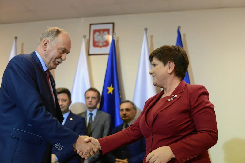 Ryszard Proksa z "Solidarności" i wicepremier Beata Szydło po podpisaniu porozumienia 7 kwietnia.