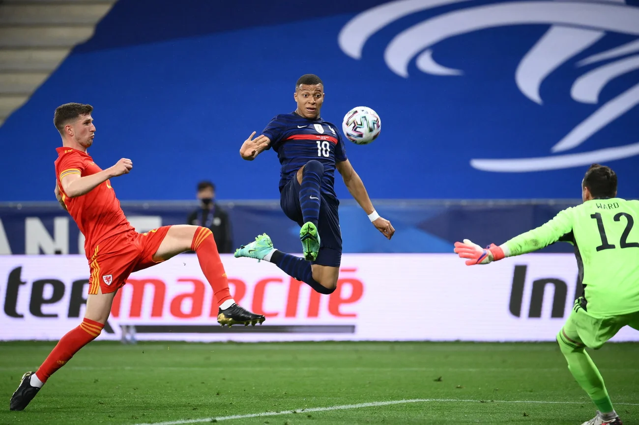 Kylian Mbappe otworzył wynik starcia Francja - Walia, jego koledzy dali w środę popis