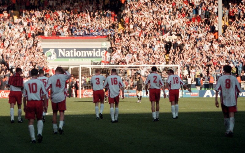 Polscy piłkarze opuszczają pokonani Wembley w 1999 roku