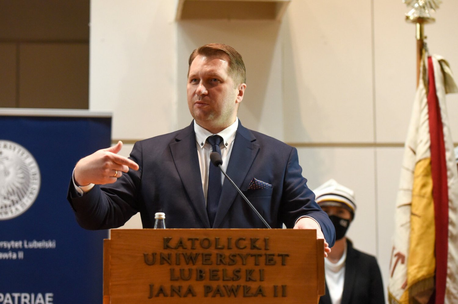 Minister Przemysław Czarnek chwalił decyzję TK – w przeciwieństwie do innego pracownika KUL, czyli dziekana wydziału prawa dr. hab. Andrzeja Herbeta, który bardzo ją krytykował.